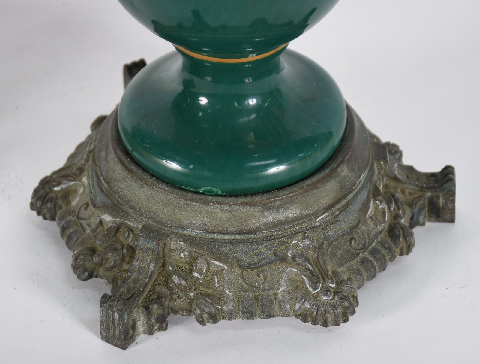 Par de antigos vasos de porcelana verde decorados com cenas... - foto 5 de 6
