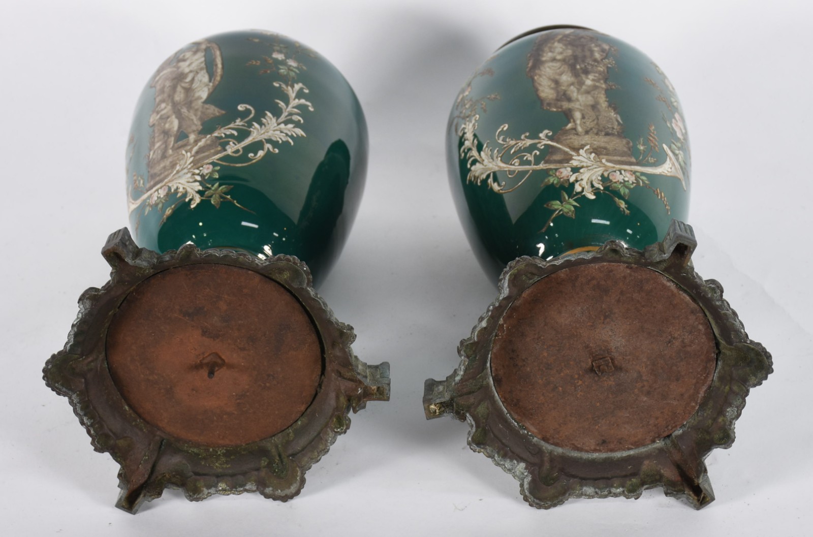 Par de antigos vasos de porcelana verde decorados com cenas... - foto 6 de 6