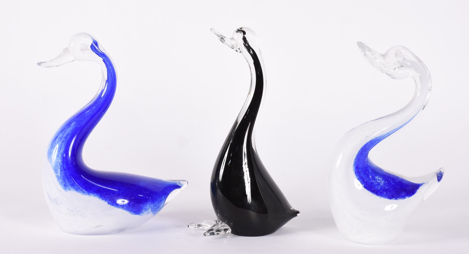Três peças de vidro decorativo representando cisnes e pato. - foto 1 de 4