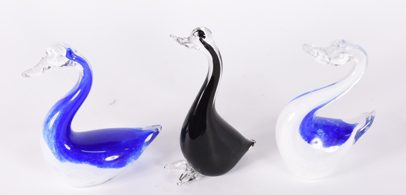 Três peças de vidro decorativo representando cisnes e pato. - foto 3 de 4