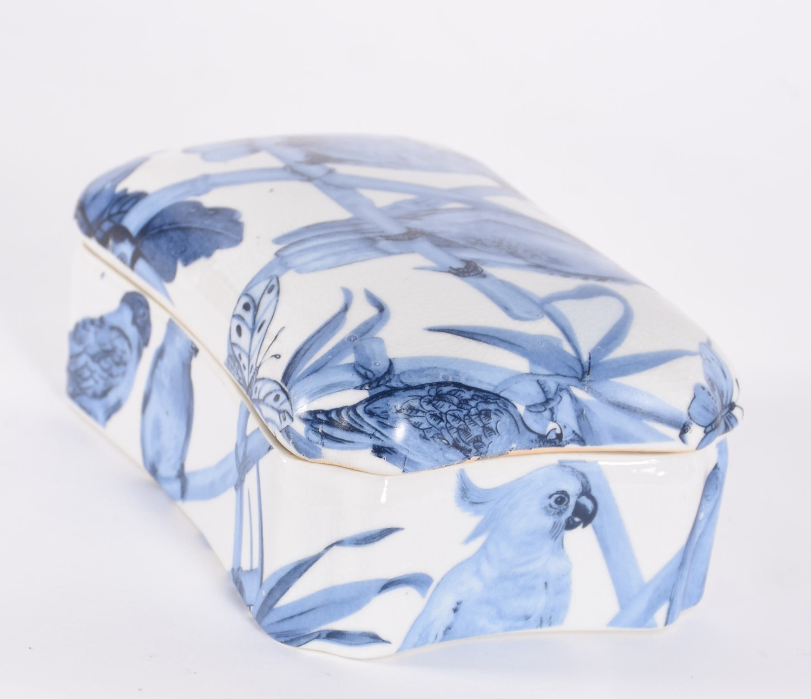 Caixa de porcelana decorada com borboletas e folhagens em azul e... - foto 1 de 5