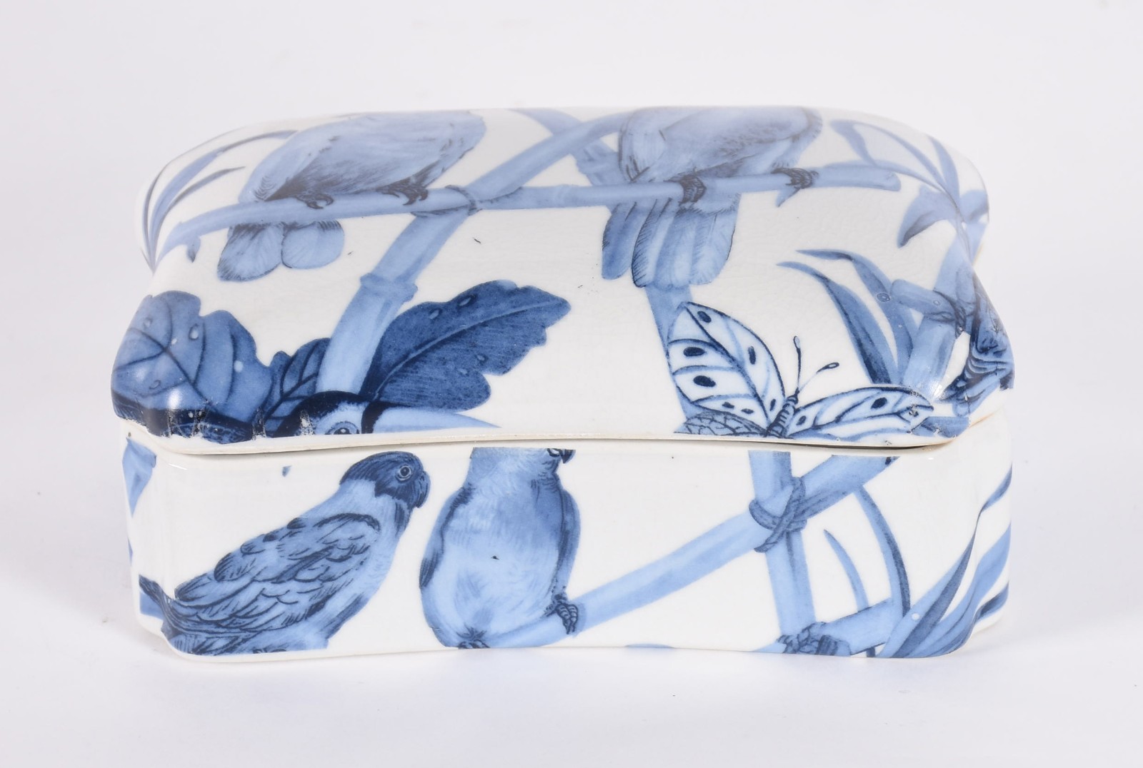 Caixa de porcelana decorada com borboletas e folhagens em azul e... - foto 2 de 5