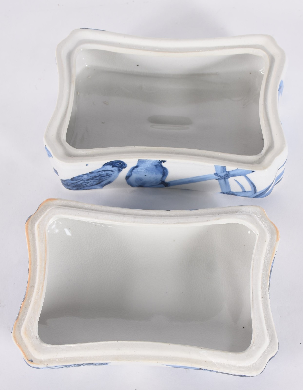 Caixa de porcelana decorada com borboletas e folhagens em azul e... - foto 3 de 5