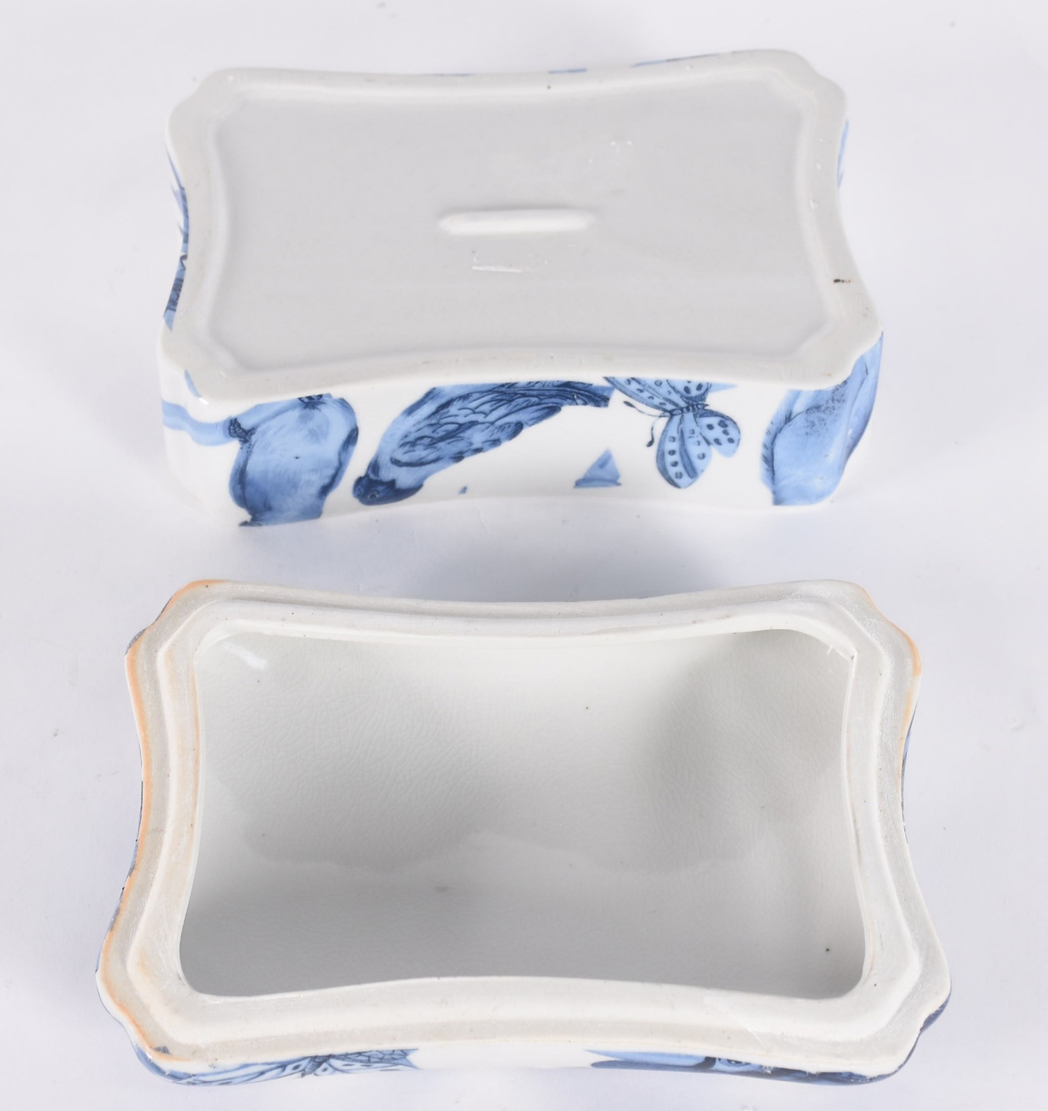 Caixa de porcelana decorada com borboletas e folhagens em azul e... - foto 5 de 5