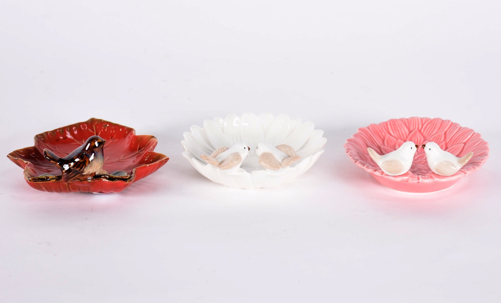 Três saboneteiras de porcelana feitio folha com pássaros nas cores... - foto 2 de 3
