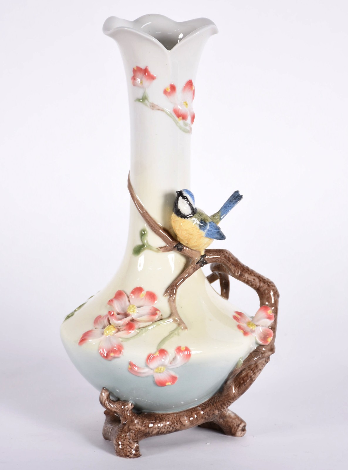 Vaso de porcelana com flores e pássaros em relevo e policromia. - foto 1 de 5