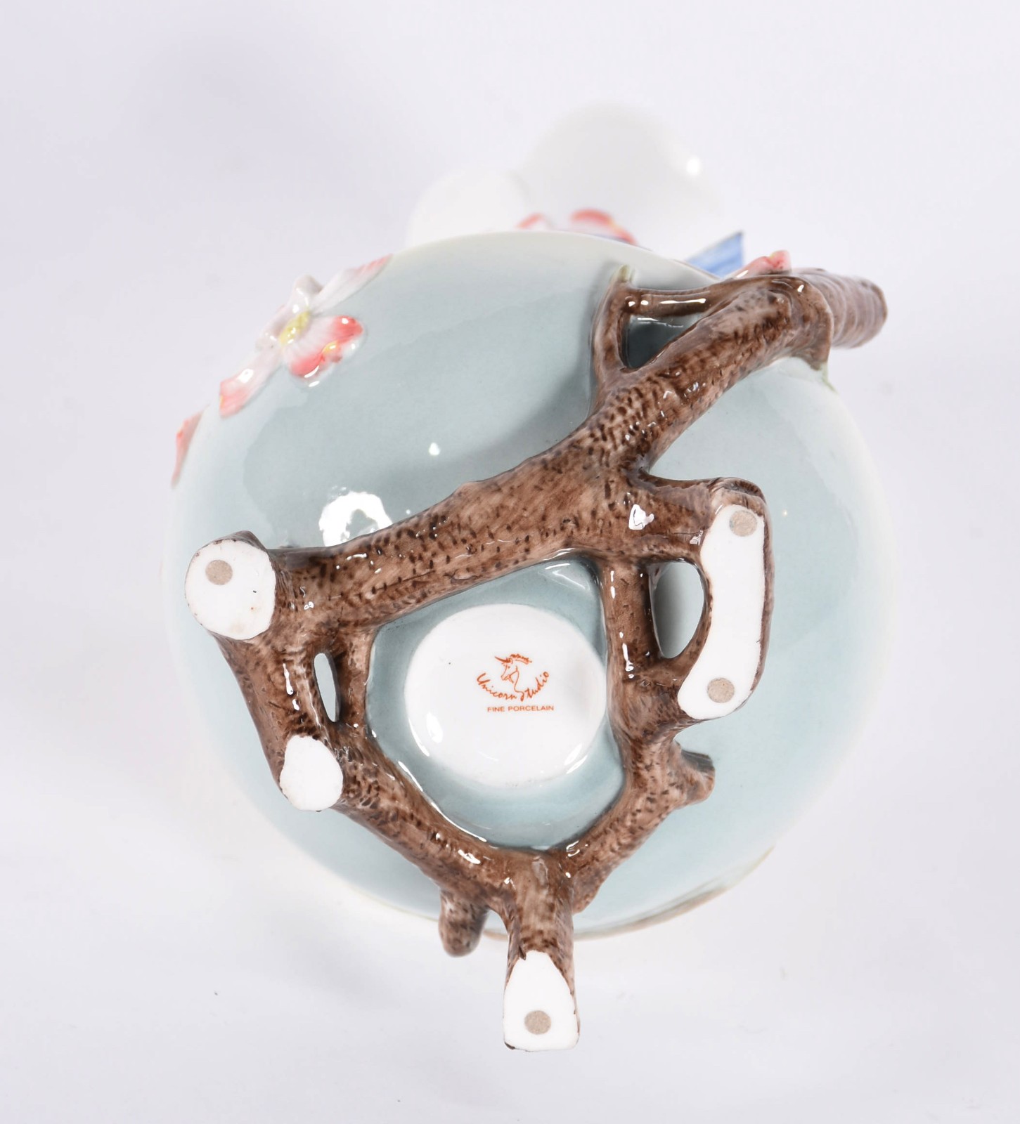 Vaso de porcelana com flores e pássaros em relevo e policromia. - foto 4 de 5