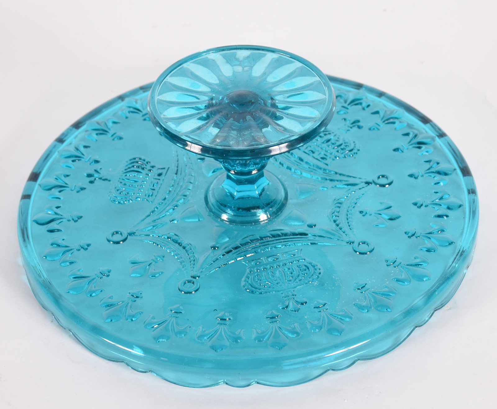 Prato para bolo de pé alto de vidro trabalhado na cor azul. - foto 4 de 4
