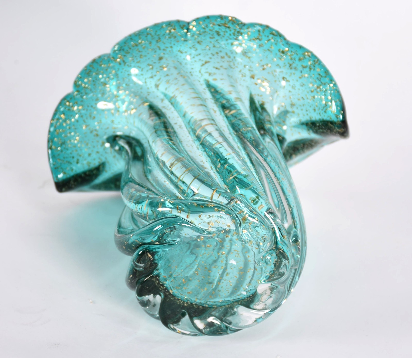 Vaso de vidro decorativo na cor verde com pó de ouro. - foto 4 de 4