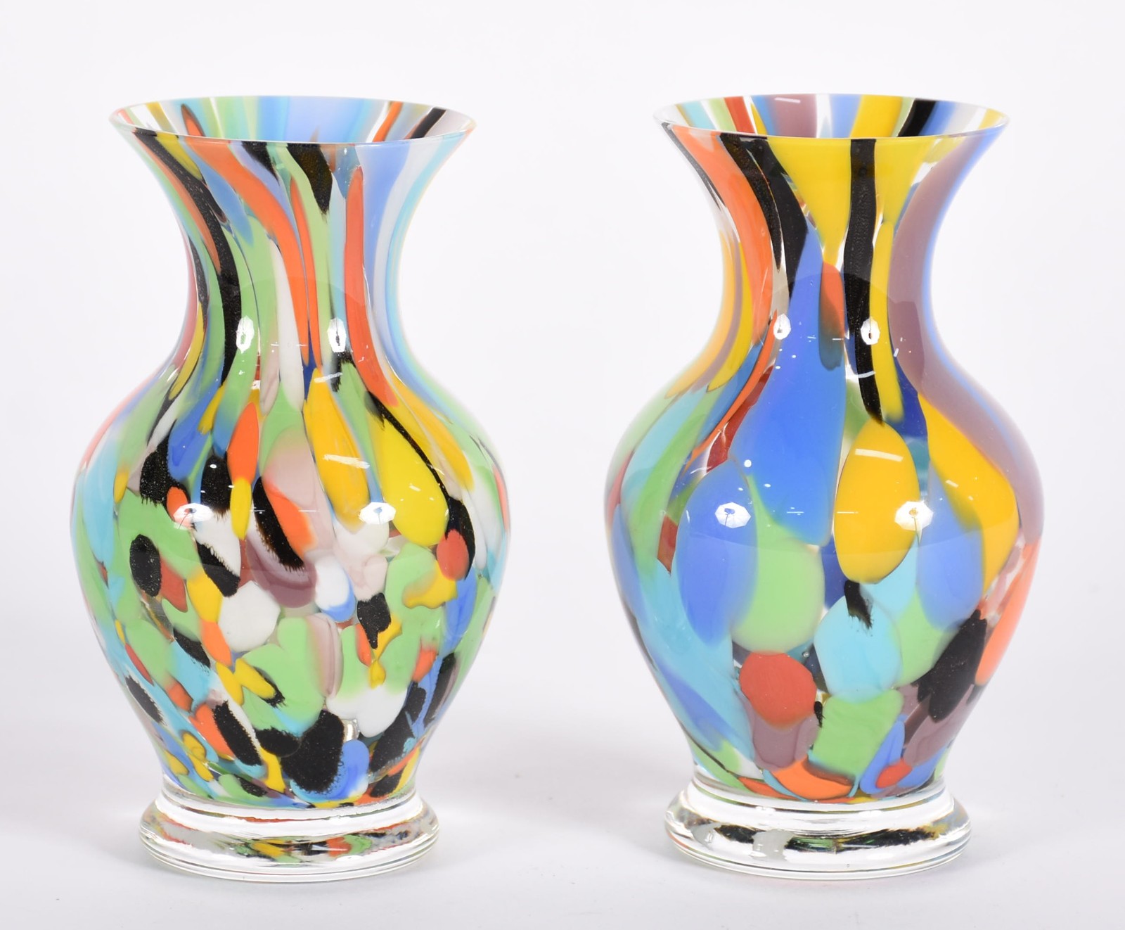 Par de vasos de vidro decorativo com mesclas coloridas. - foto 2 de 3