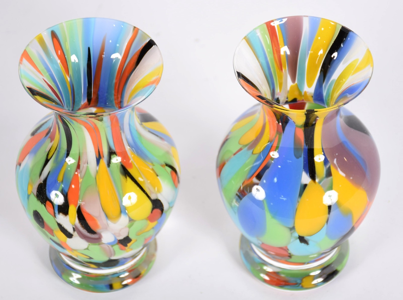 Par de vasos de vidro decorativo com mesclas coloridas. - foto 1 de 3