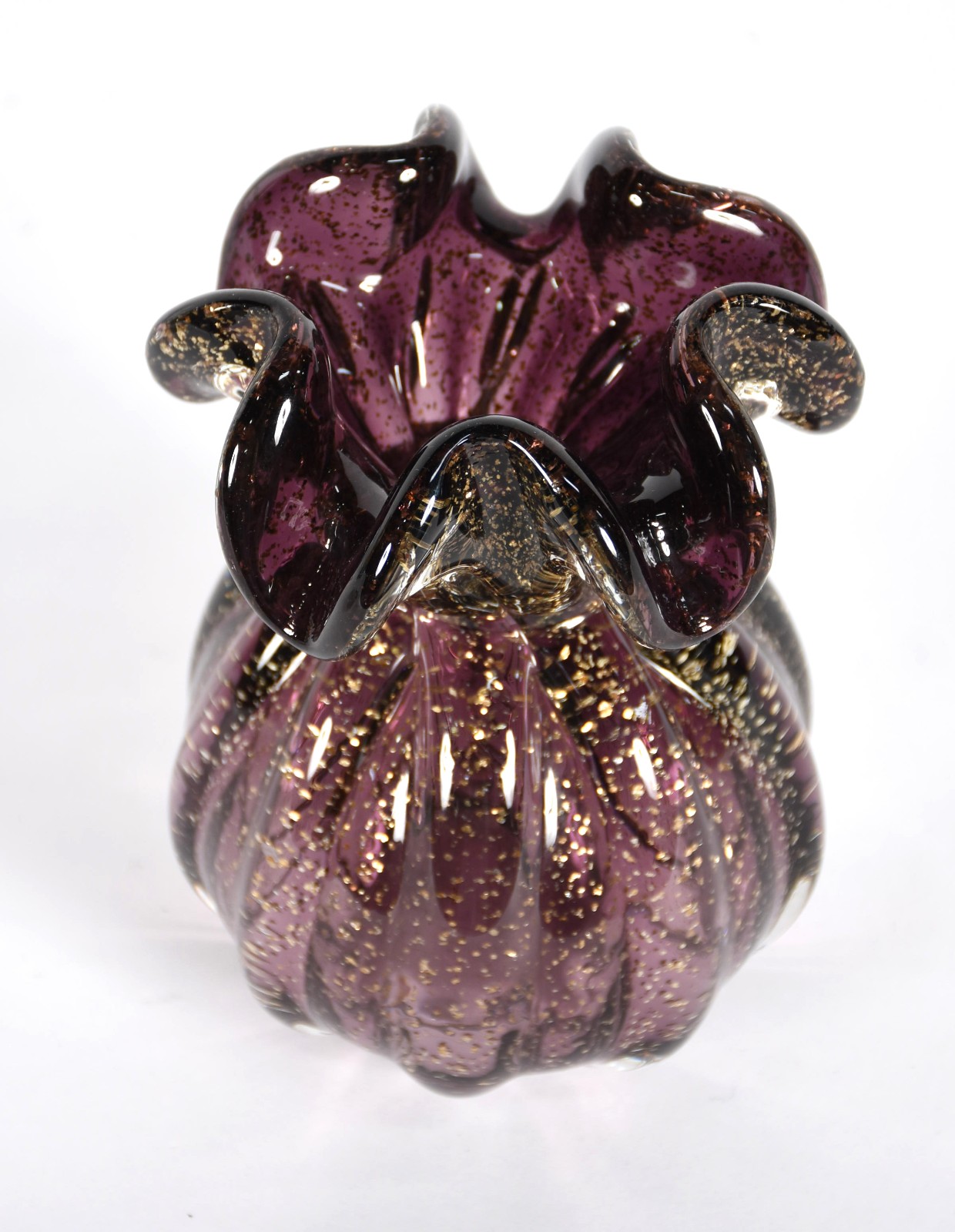 Vaso de vidro decorativo na cor violeta com pó de ouro. - foto 1 de 3
