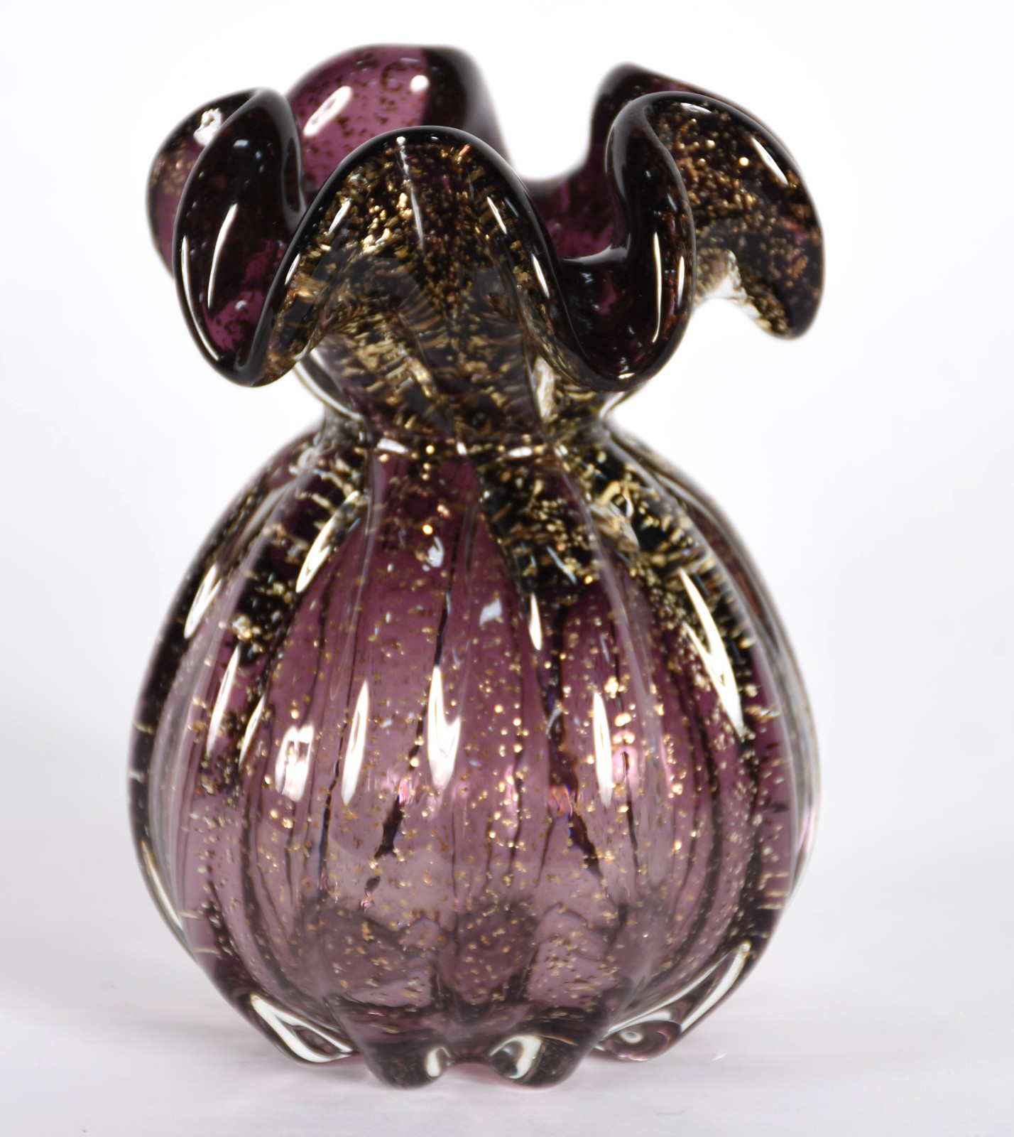 Vaso de vidro decorativo na cor violeta com pó de ouro. - foto 2 de 3