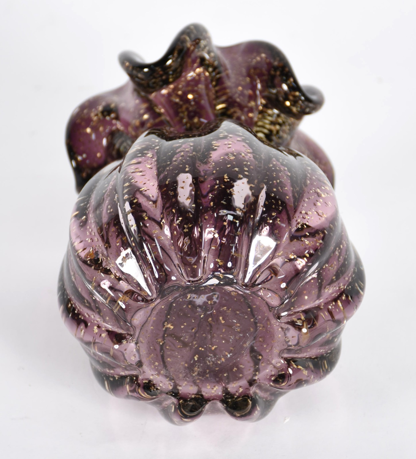 Vaso de vidro decorativo na cor violeta com pó de ouro. - foto 3 de 3