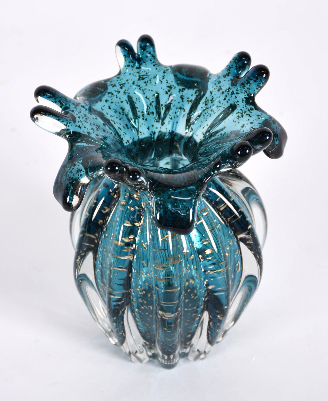 Vaso de vidro decorativo na cor azul com pó de ouro. - foto 1 de 3
