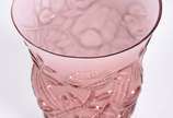 Vaso de vidro na cor lilás com flores em relevo. - Vaso de vidro na cor lilás com flores em relevo.