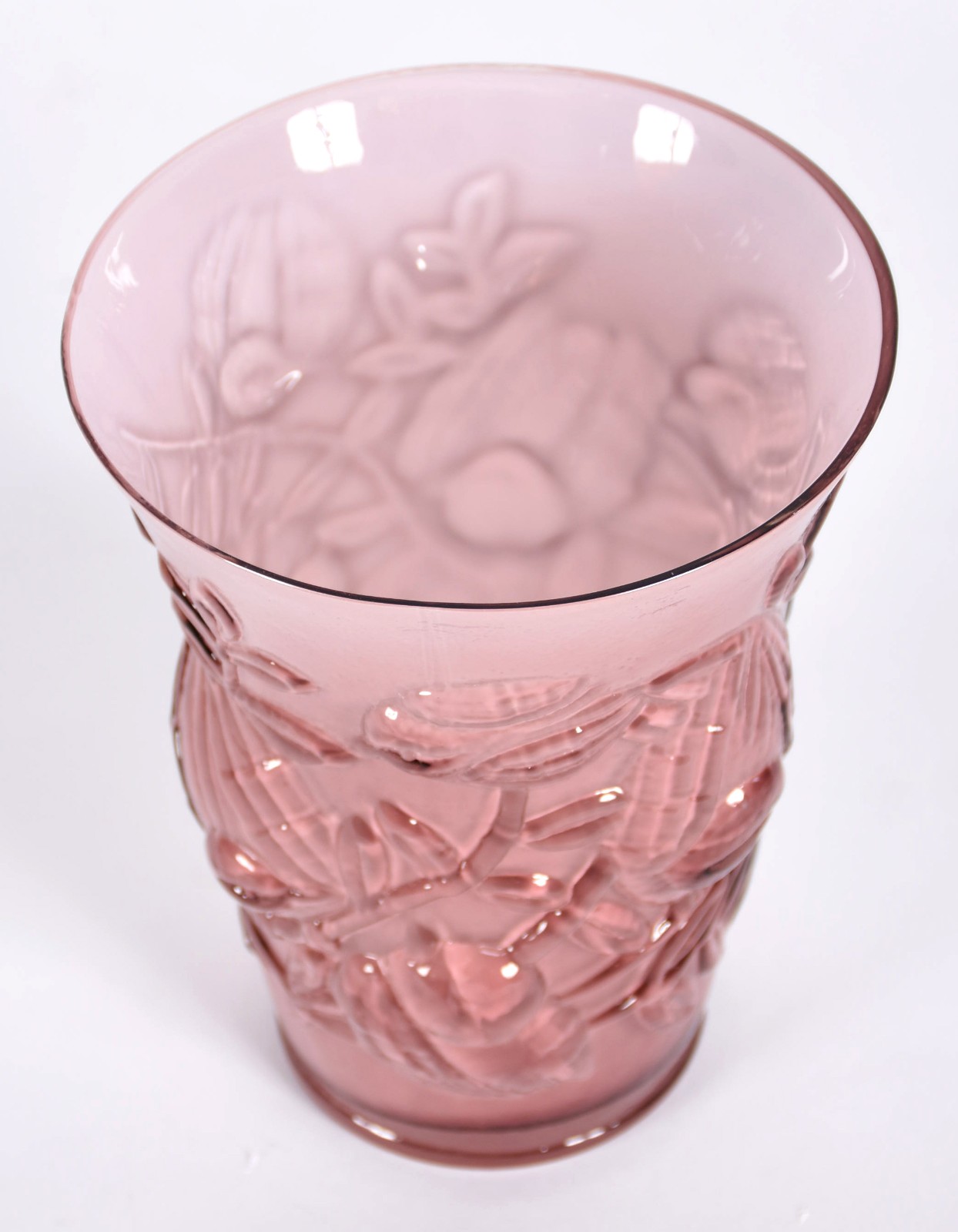 Vaso de vidro na cor lilás com flores em relevo. - foto 1 de 3
