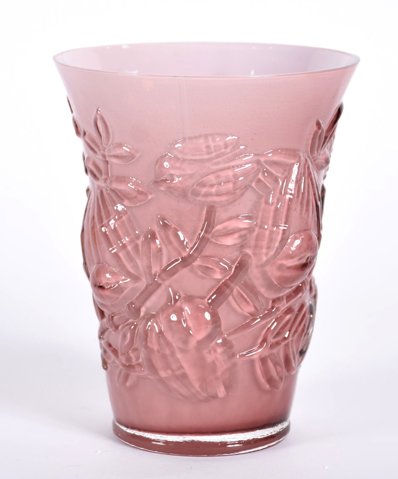 Vaso de vidro na cor lilás com flores em relevo. - foto 2 de 3
