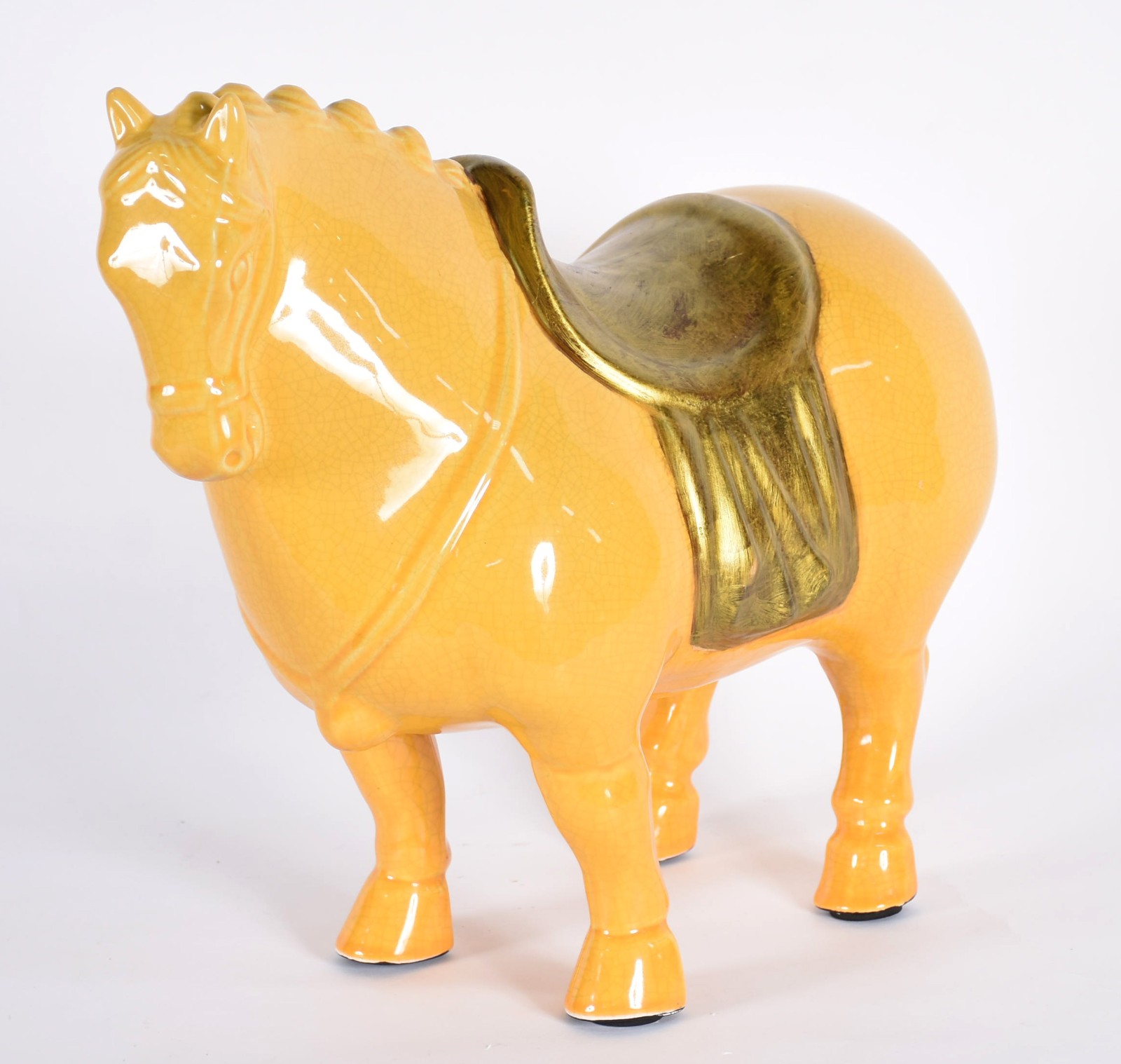 Cavalo de cerâmica estilo oriental na cor amarelo. - foto 1 de 5