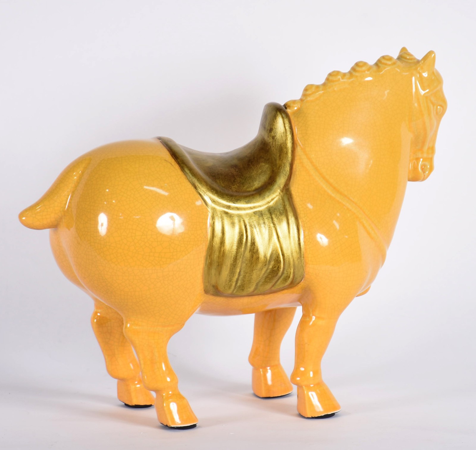 Cavalo de cerâmica estilo oriental na cor amarelo. - foto 3 de 5