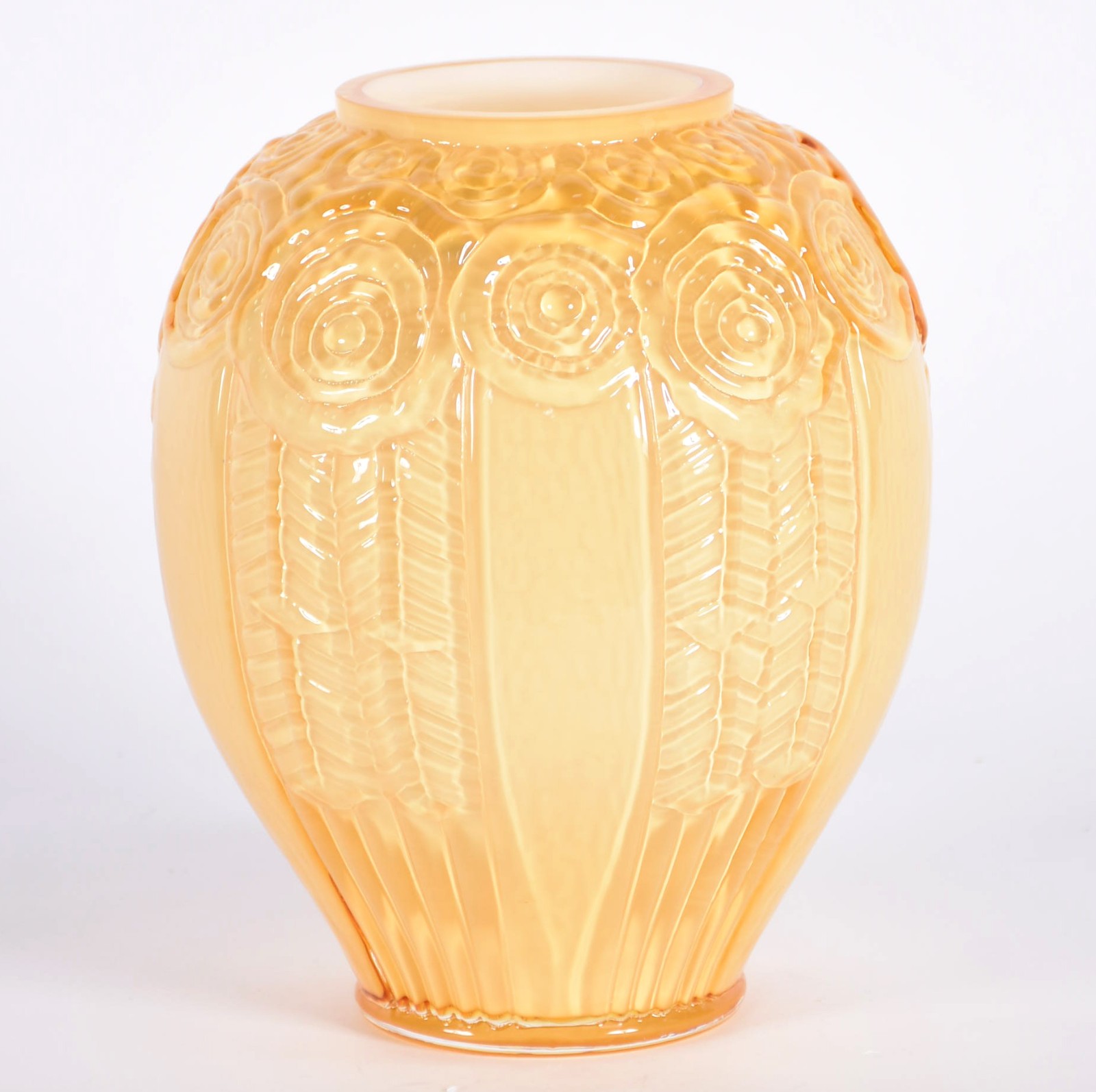Vaso de vidro na cor creme com rosas em relevo. - foto 2 de 3