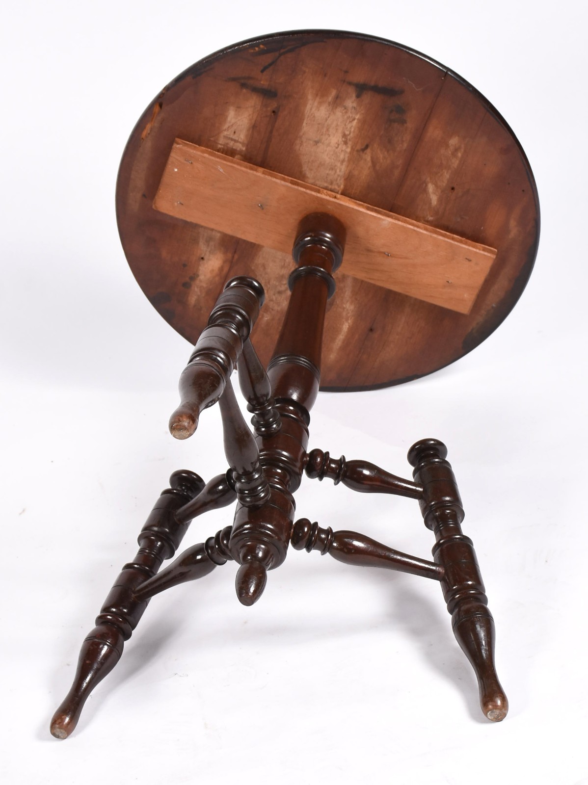 Mesa de madeira nobre com tampo redondo, desgastes. - foto 4 de 4