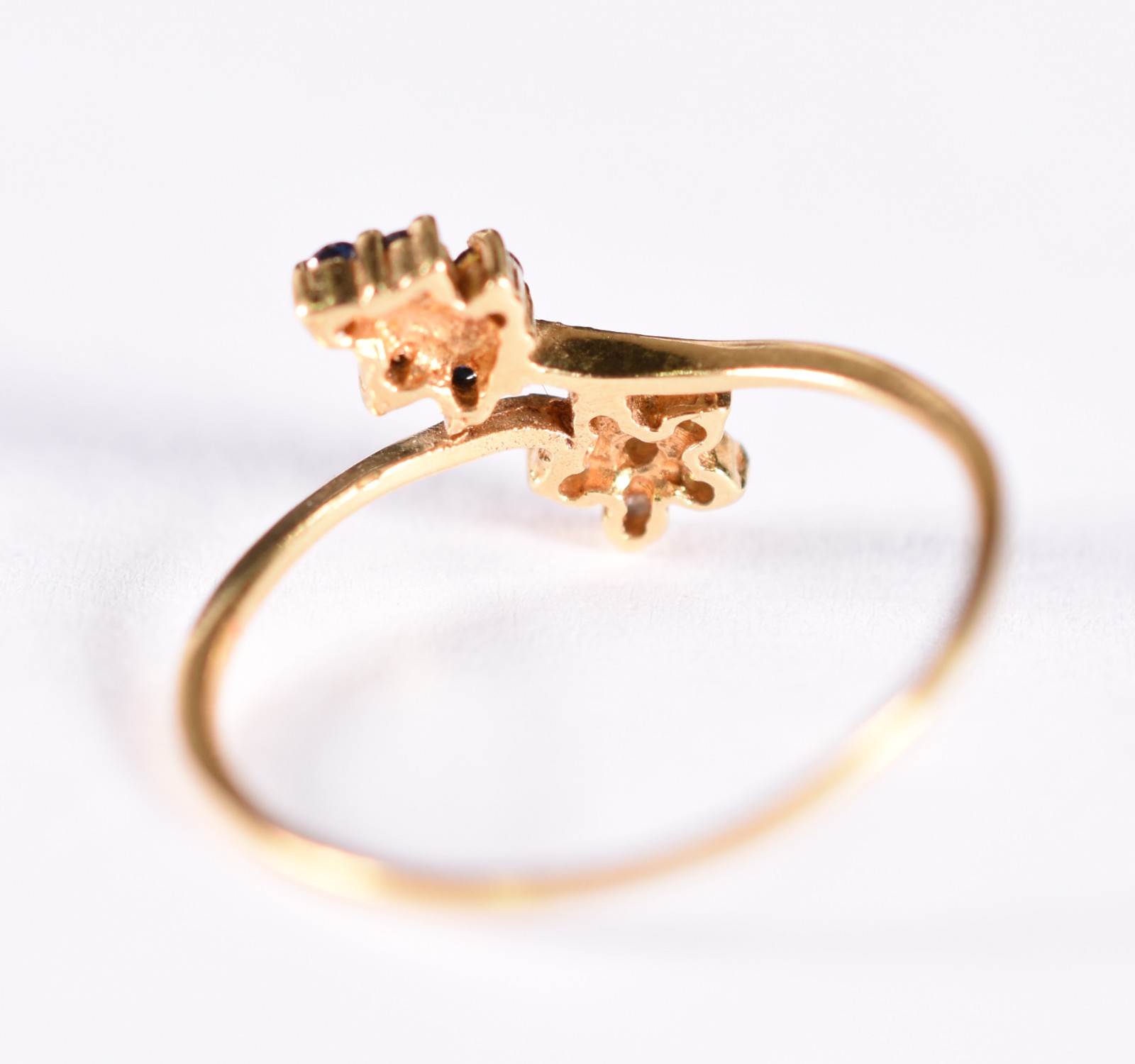 Anel de ouro 18 k, safiras brancas e azuis, aro 15(Por motivos de... - foto 3 de 3