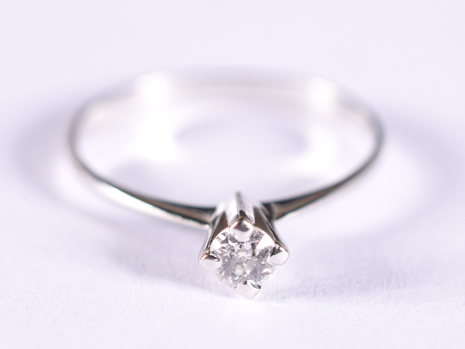 Anel de ouro branco com 1 brilhante de 0,15 ct, aro 18 (Por motivos... - foto 1 de 4