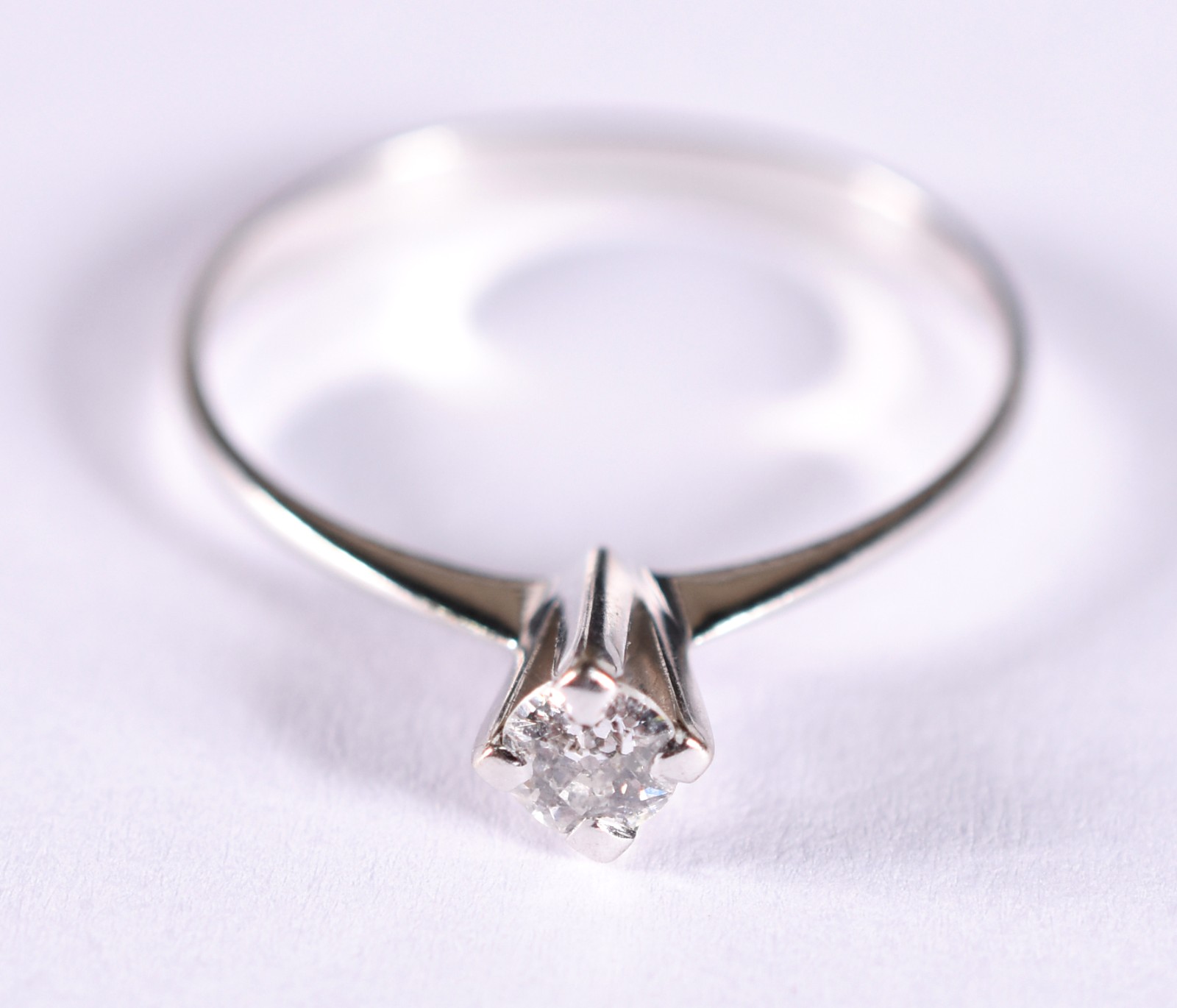 Anel de ouro branco com 1 brilhante de 0,15 ct, aro 18 (Por motivos... - foto 2 de 4