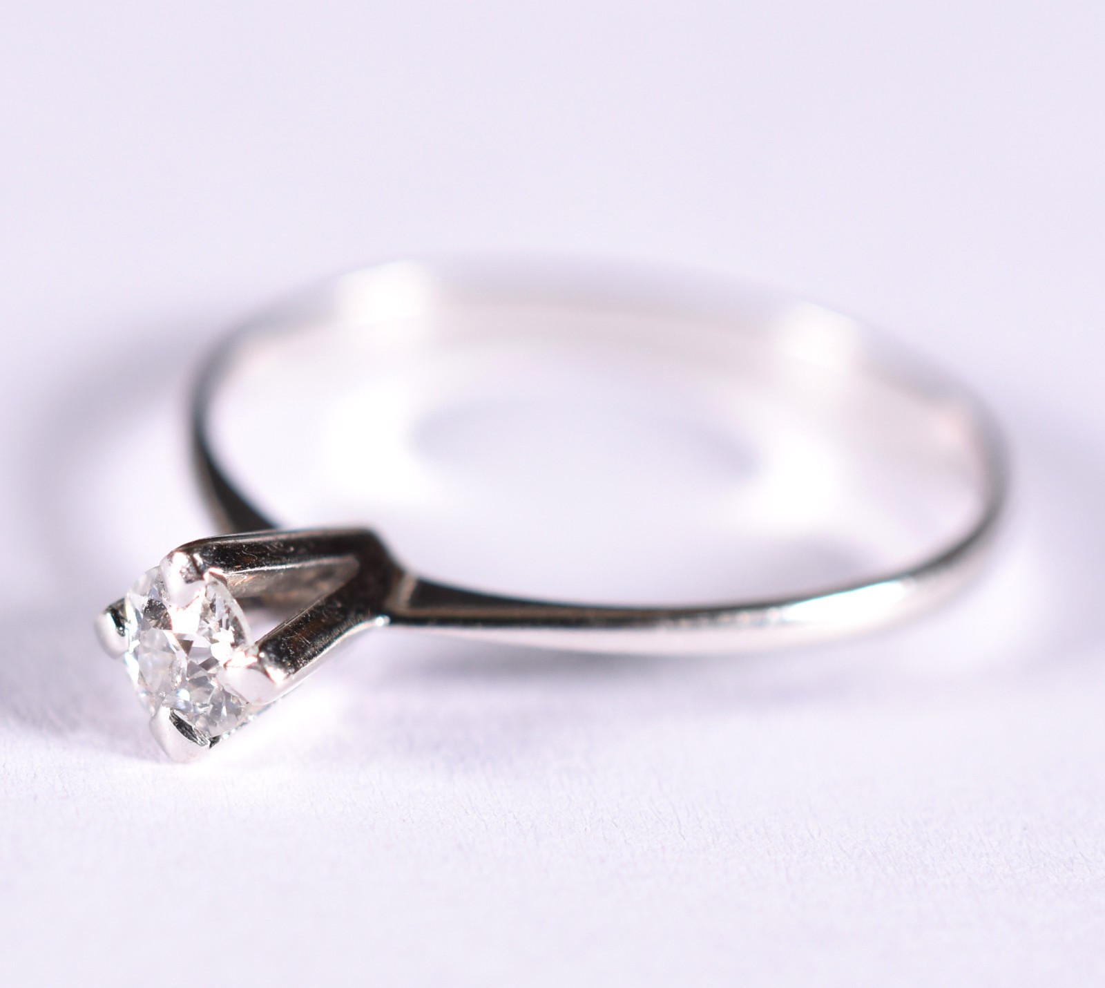 Anel de ouro branco com 1 brilhante de 0,15 ct, aro 18 (Por motivos... - foto 3 de 4