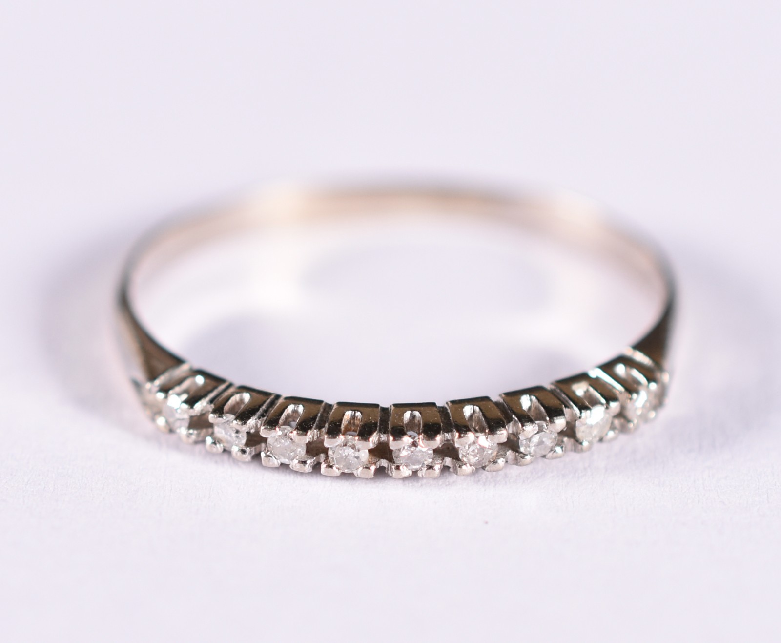 Anel de ouro branco com 12 mini brilhantes, aro 20 (Por motivos de... - foto 1 de 3