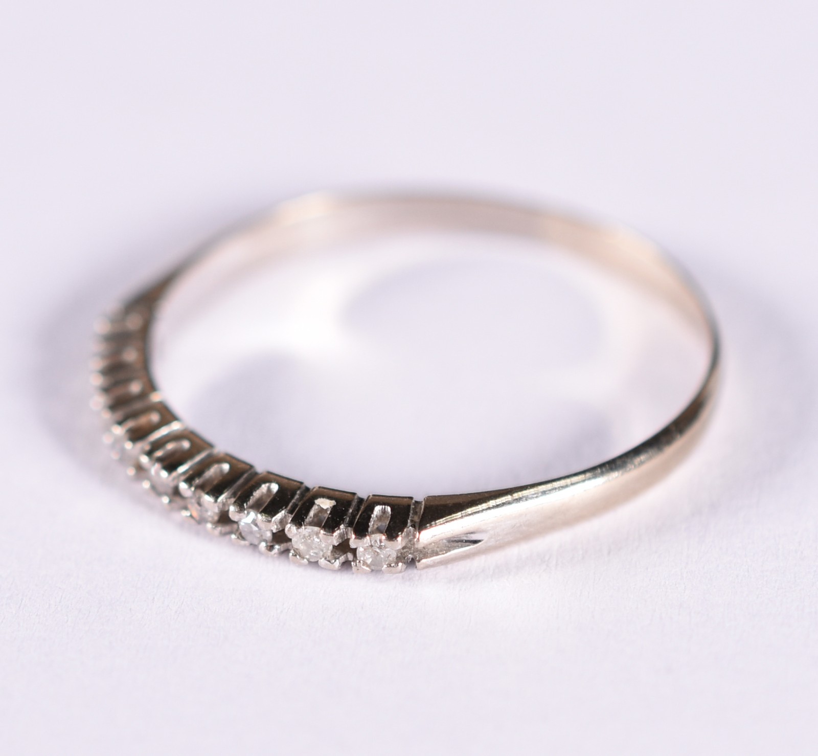 Anel de ouro branco com 12 mini brilhantes, aro 20 (Por motivos de... - foto 2 de 3