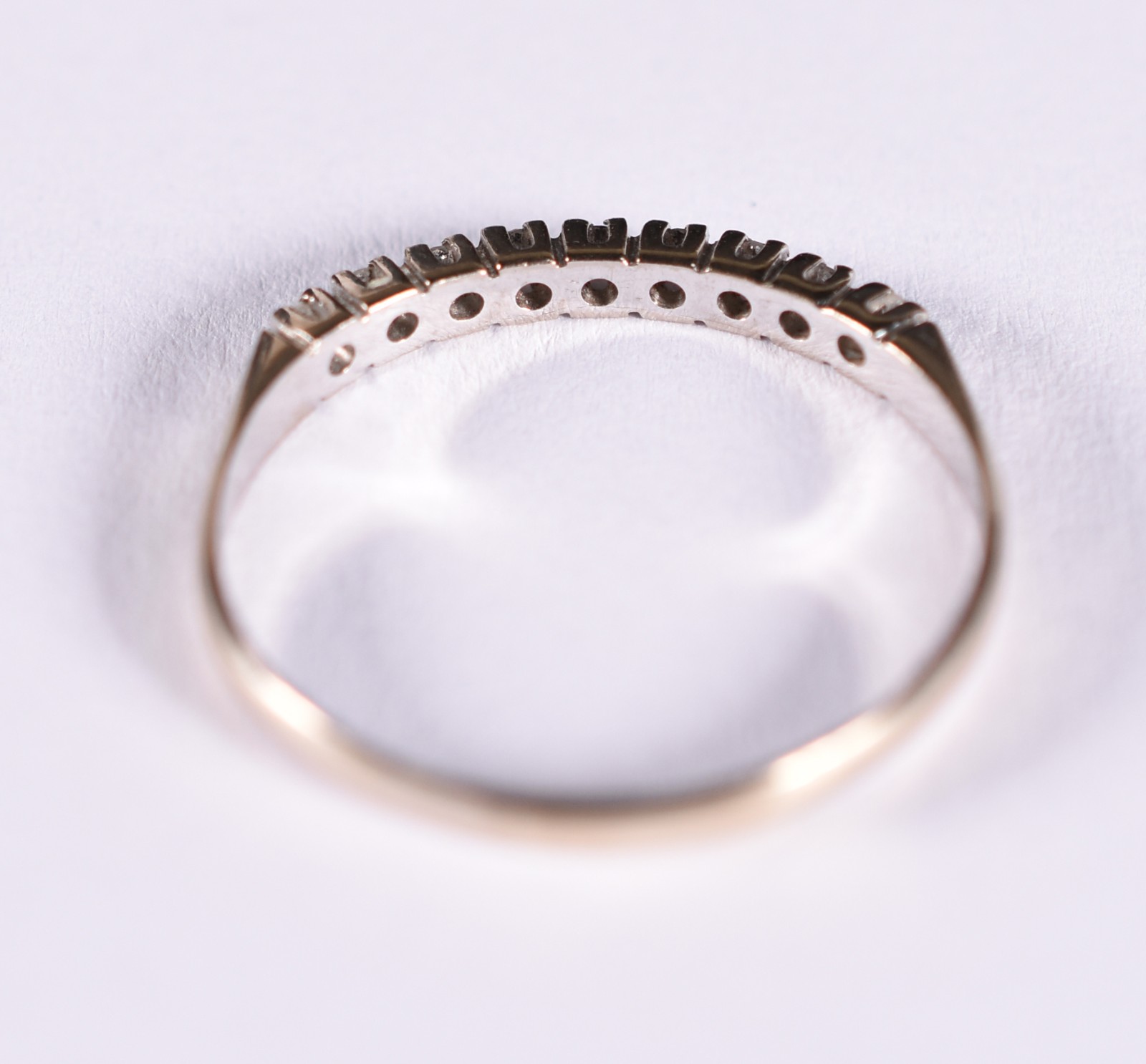 Anel de ouro branco com 12 mini brilhantes, aro 20 (Por motivos de... - foto 3 de 3