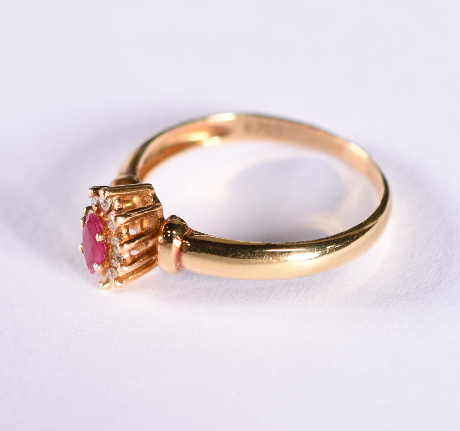 Anel de ouro 18 k, cravejado com 12 mini brilhantes e rubi, aro 19... - foto 2 de 4