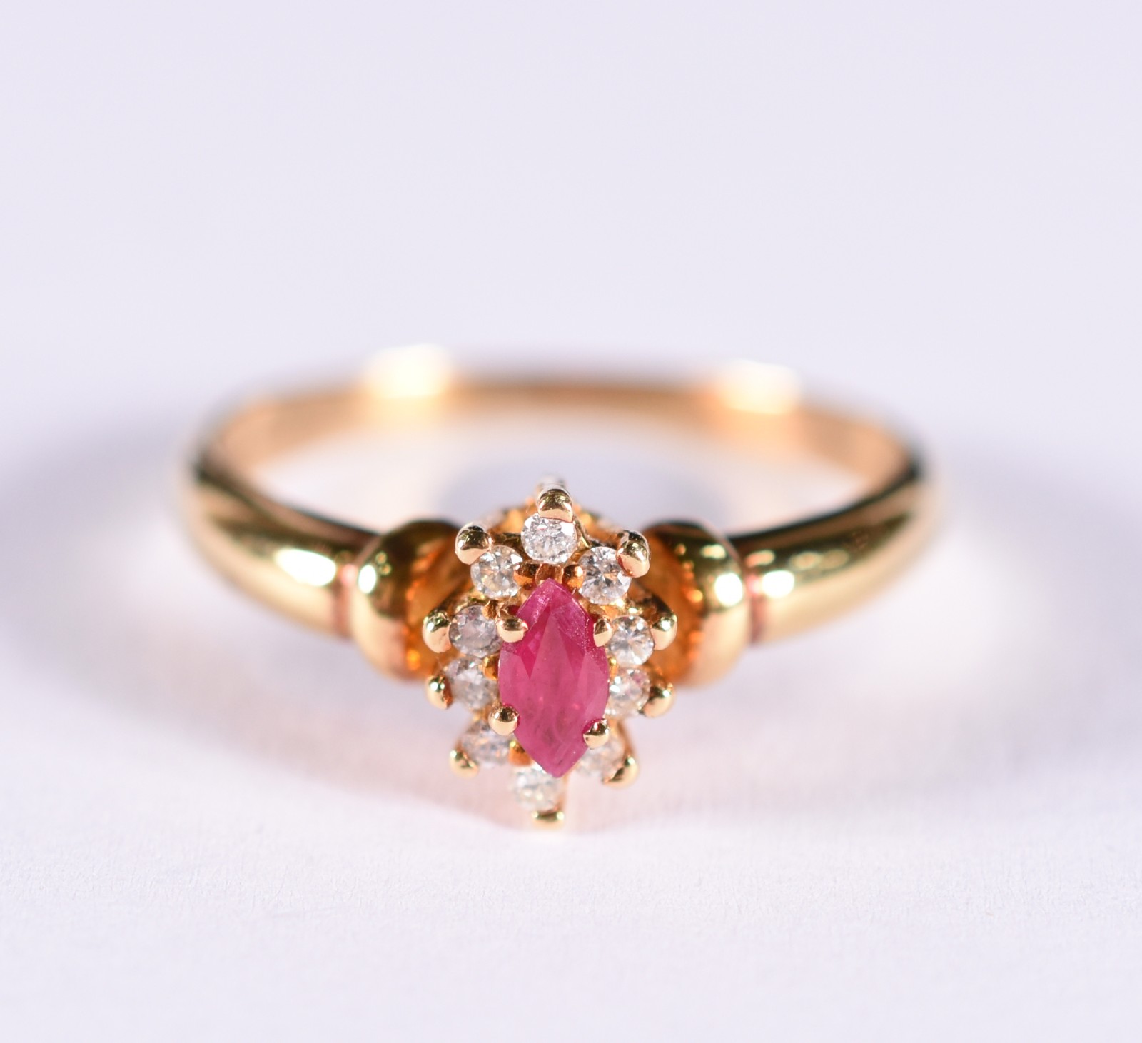 Anel de ouro 18 k, cravejado com 12 mini brilhantes e rubi, aro 19... - foto 1 de 4
