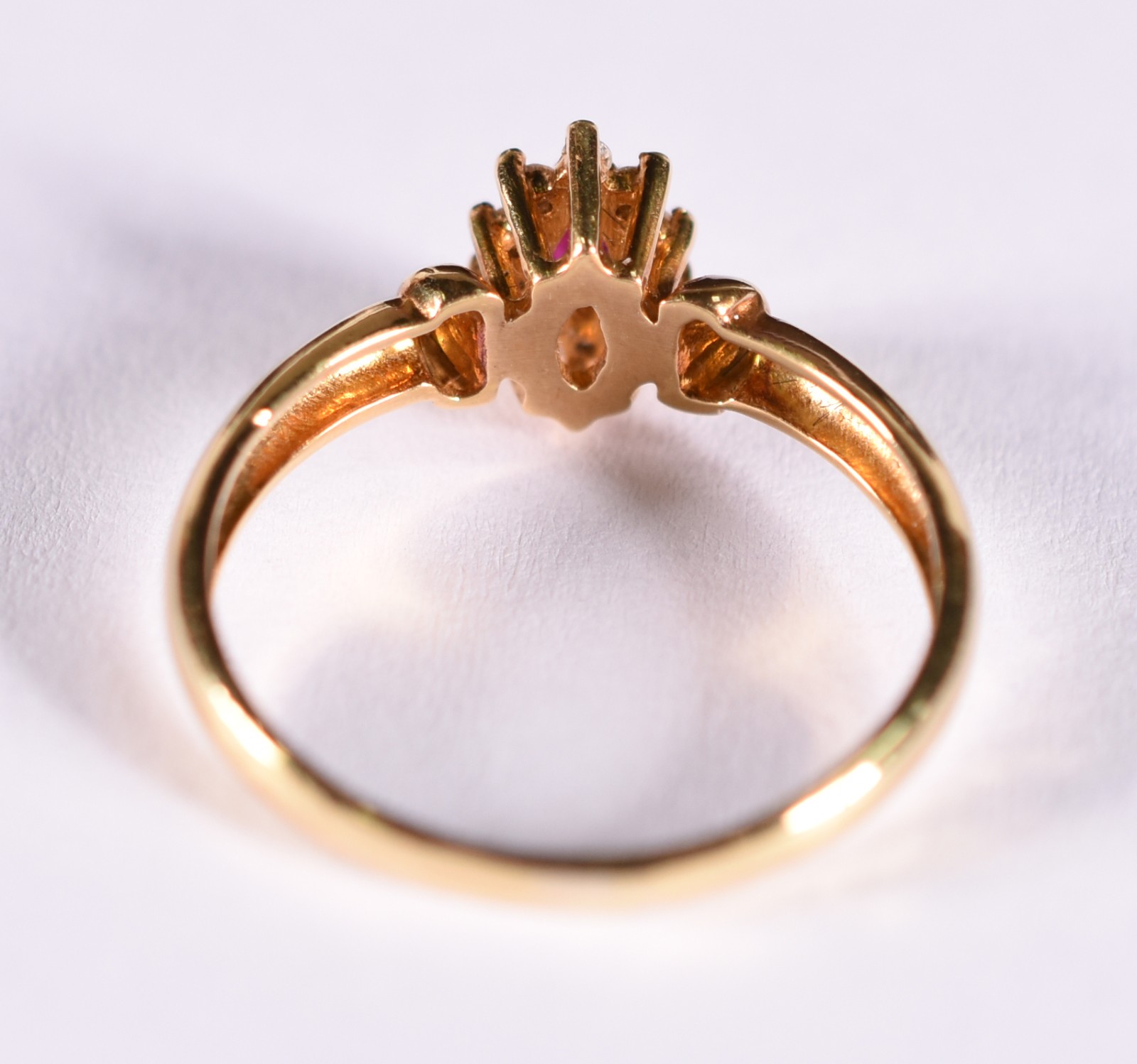 Anel de ouro 18 k, cravejado com 12 mini brilhantes e rubi, aro 19... - foto 3 de 4