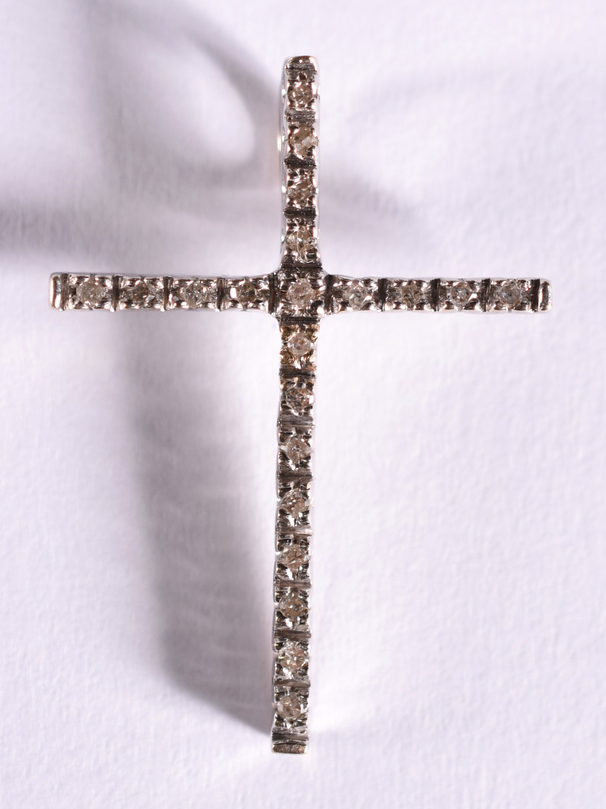 Crucifixo de ouro branco cravejado de brilhantes (Por motivos de... - foto 1 de 3