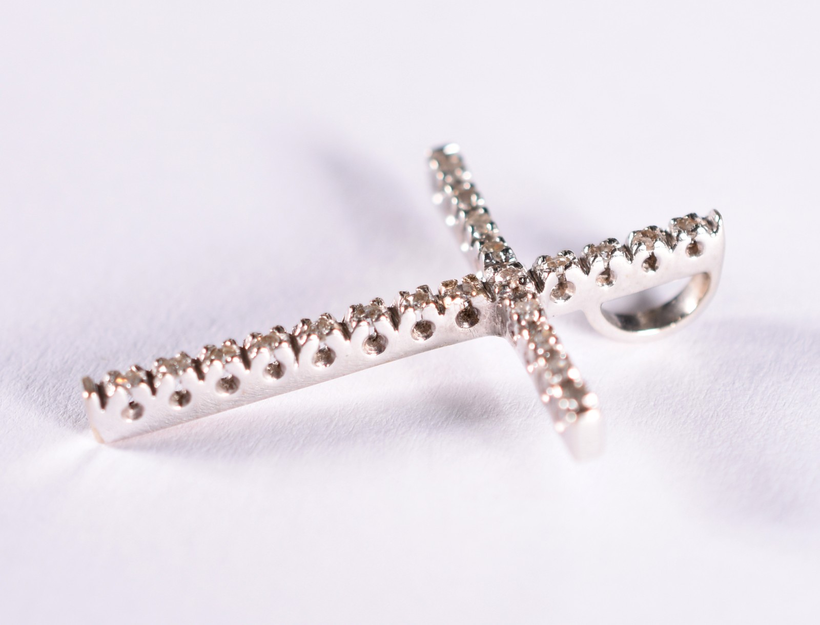Crucifixo de ouro branco cravejado de brilhantes (Por motivos de... - foto 2 de 3