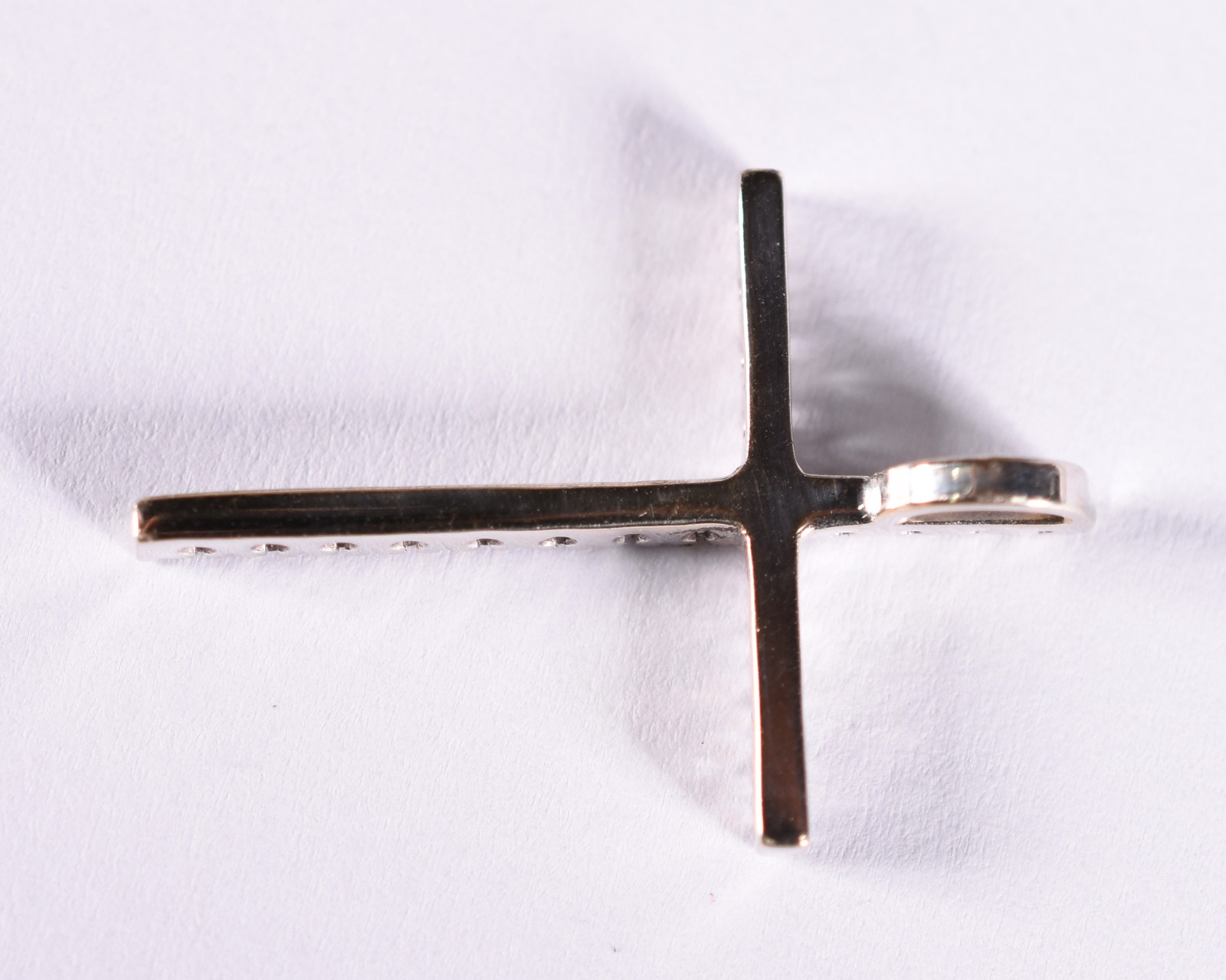 Crucifixo de ouro branco cravejado de brilhantes (Por motivos de... - foto 3 de 3
