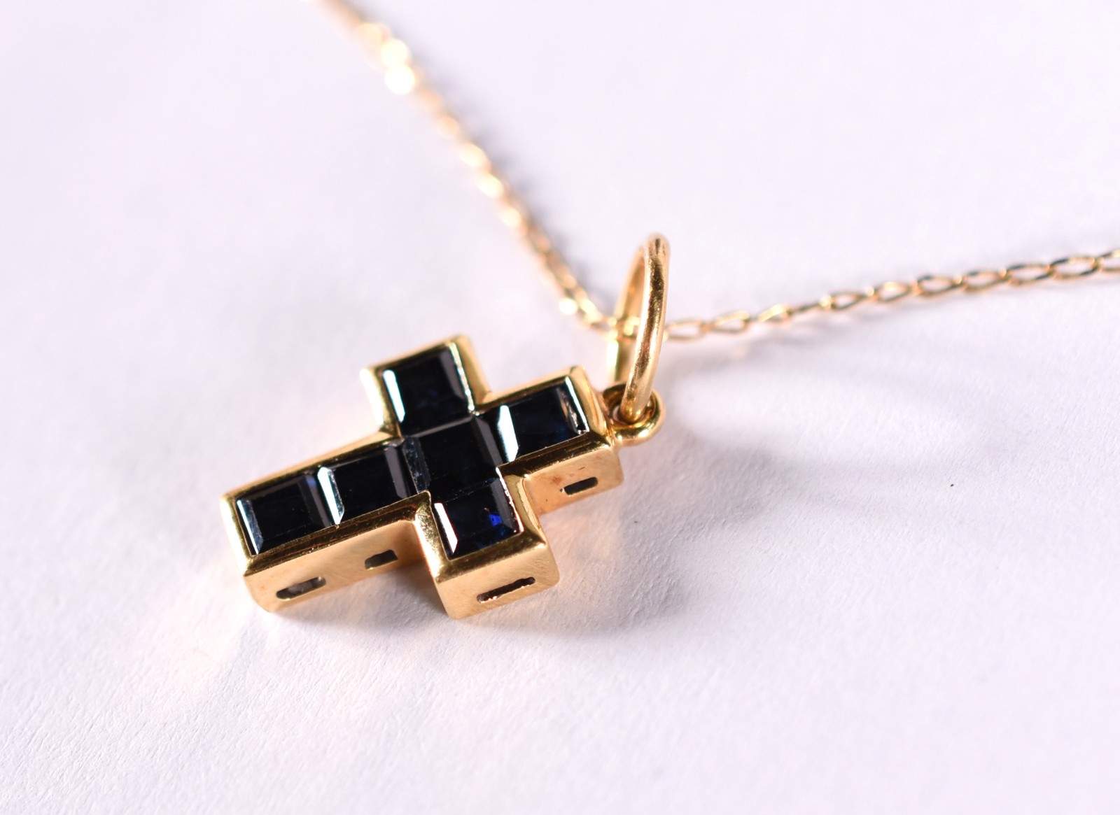 Gargantilha de ouro 18 k, contraste 750, crucifixo com pedras azuis... - foto 2 de 6