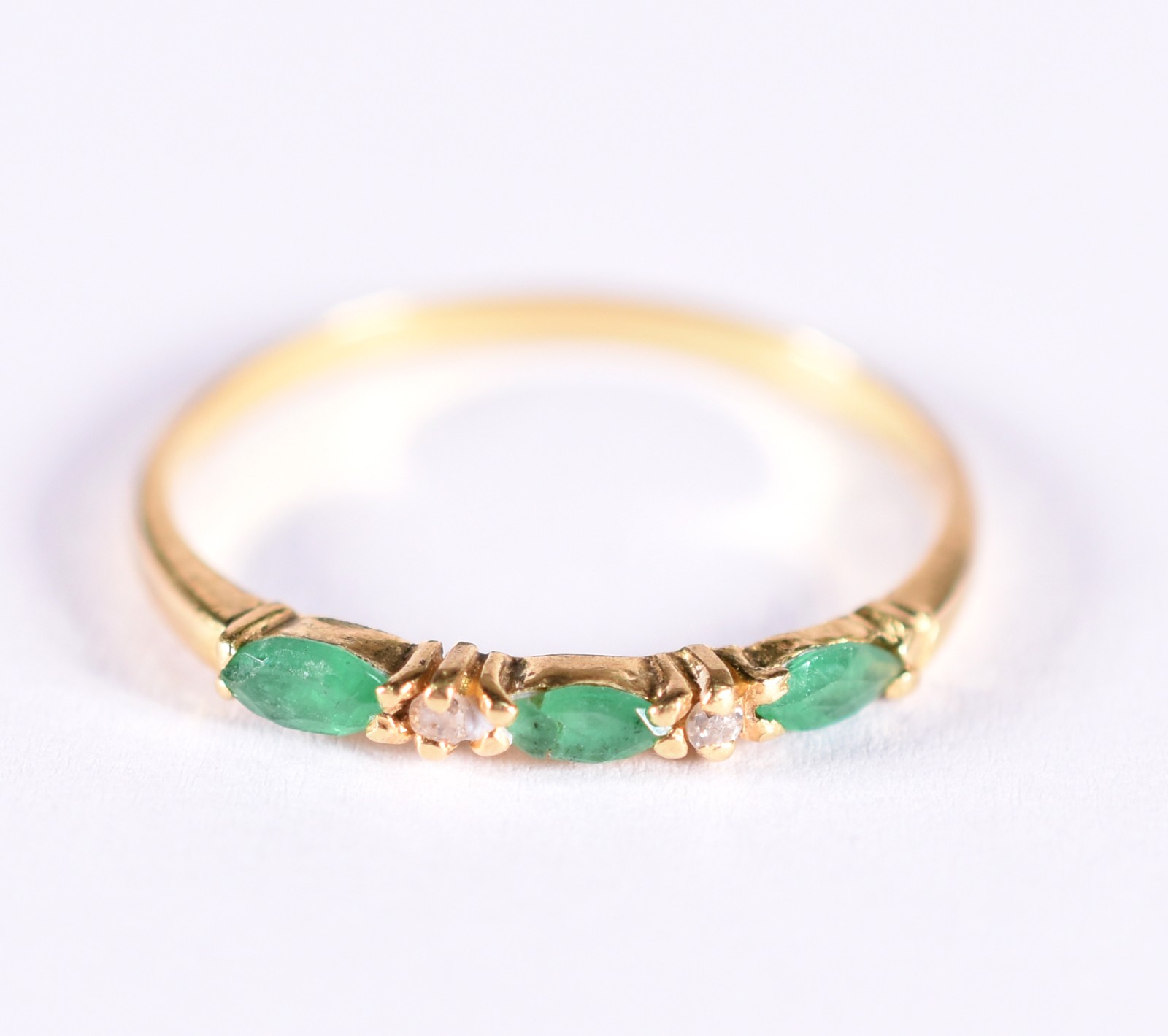 Anel de ouro 18 k contraste 750 com 3 esmeraldas e 2 brilhantes , aro... - foto 1 de 4