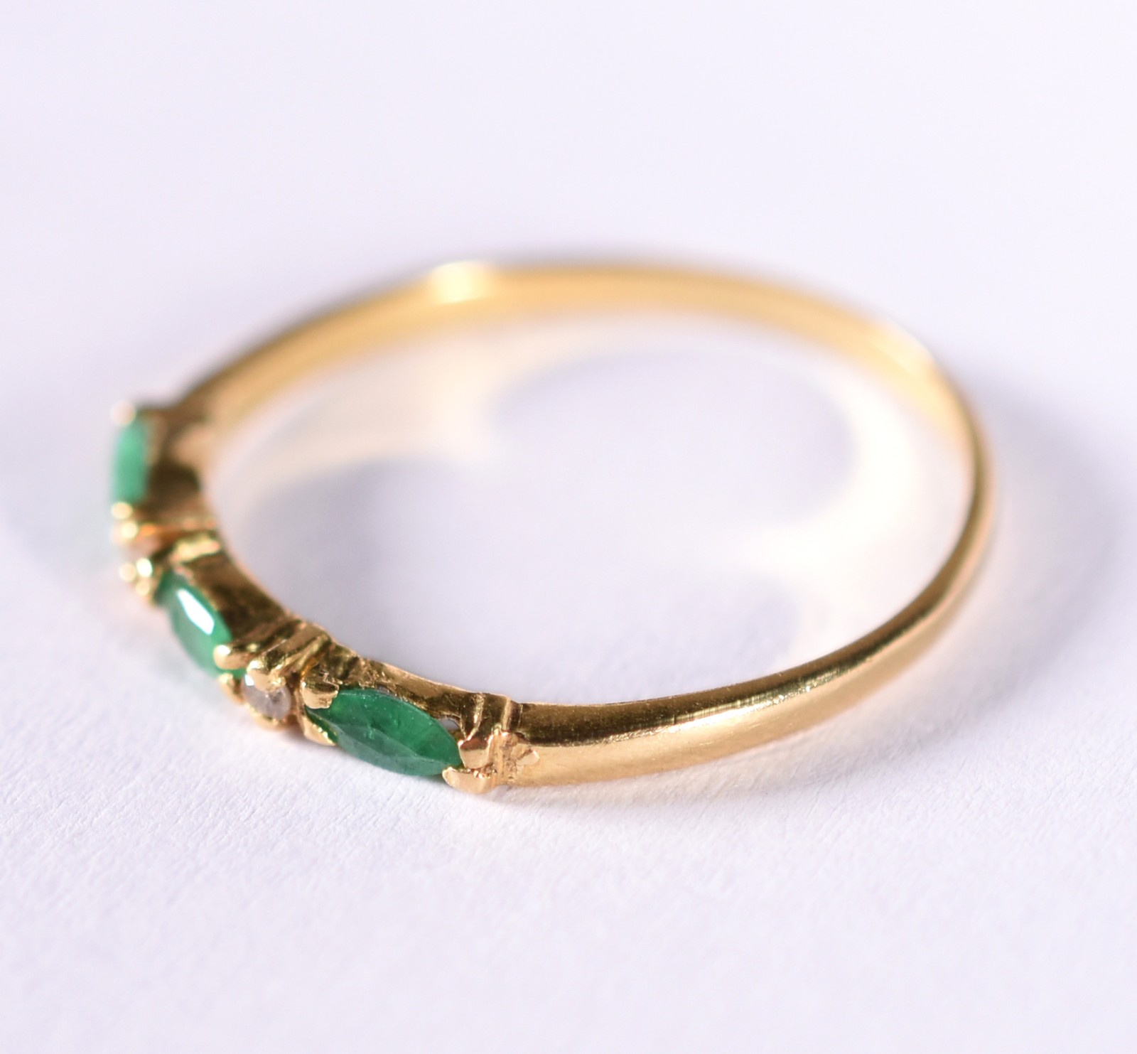 Anel de ouro 18 k contraste 750 com 3 esmeraldas e 2 brilhantes , aro... - foto 2 de 4