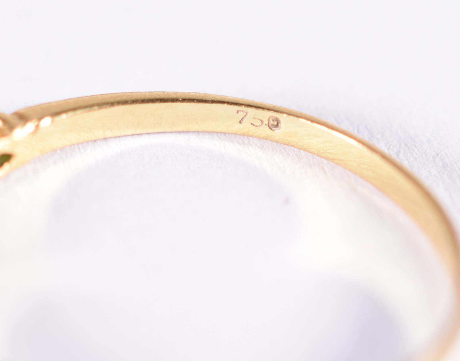 Anel de ouro 18 k contraste 750 com 3 esmeraldas e 2 brilhantes , aro... - foto 3 de 4