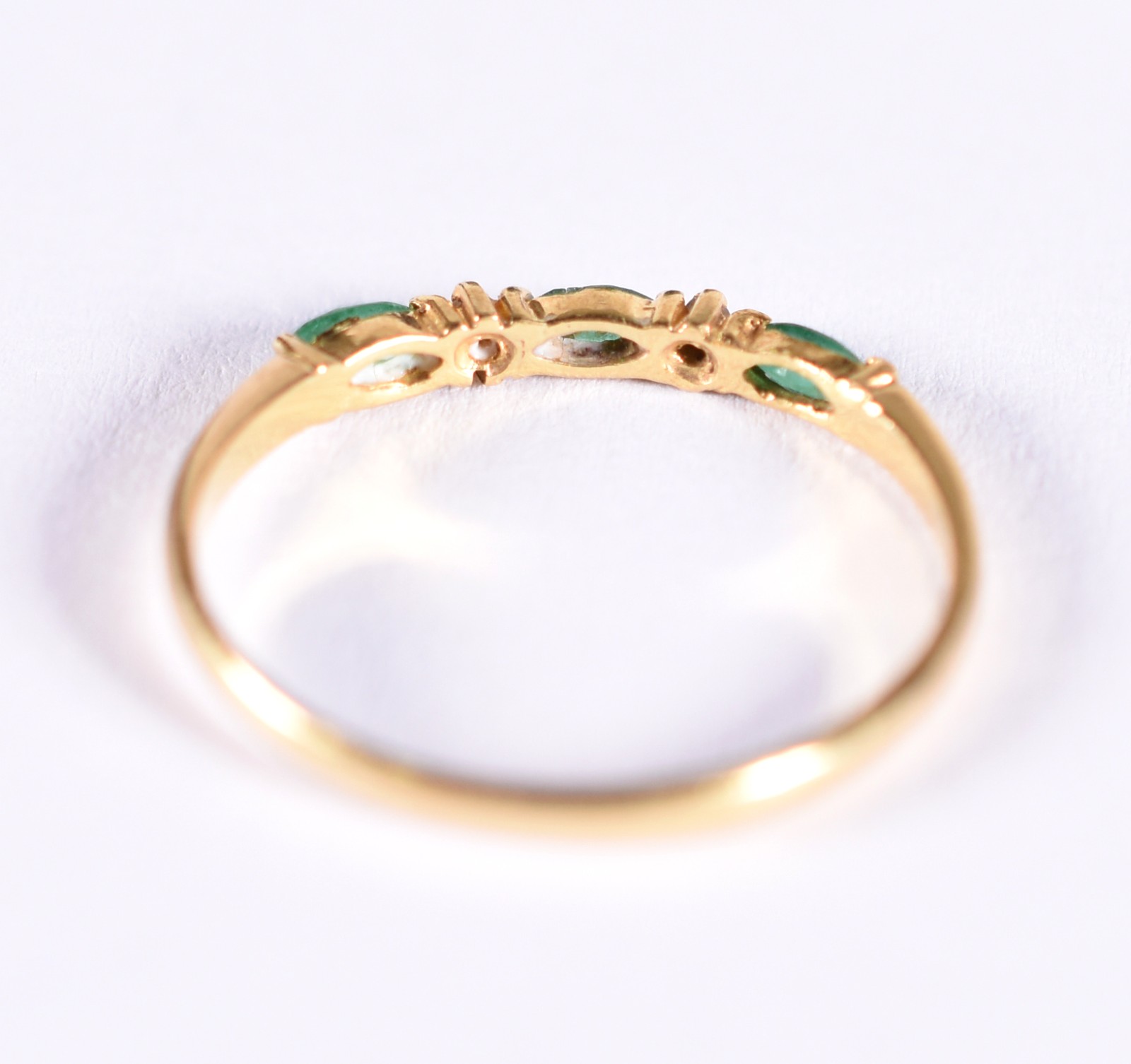 Anel de ouro 18 k contraste 750 com 3 esmeraldas e 2 brilhantes , aro... - foto 4 de 4