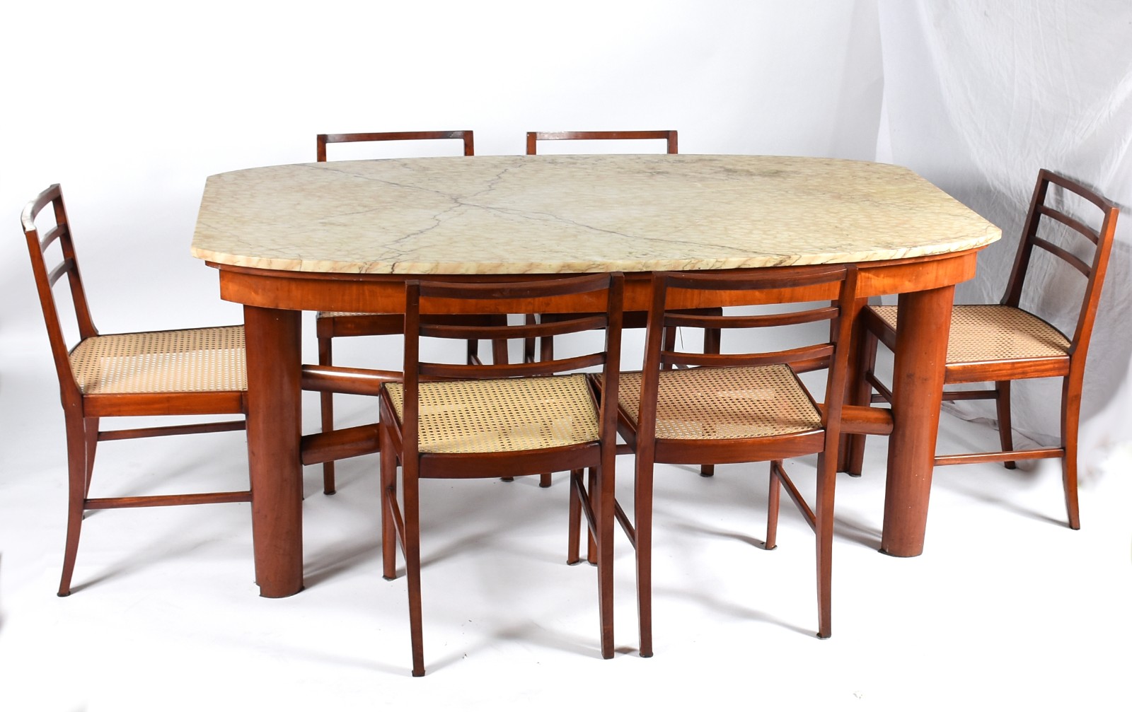 Conjunto de sala de jantar composto de mesa de madeira nobre, tampo... - foto 1 de 10