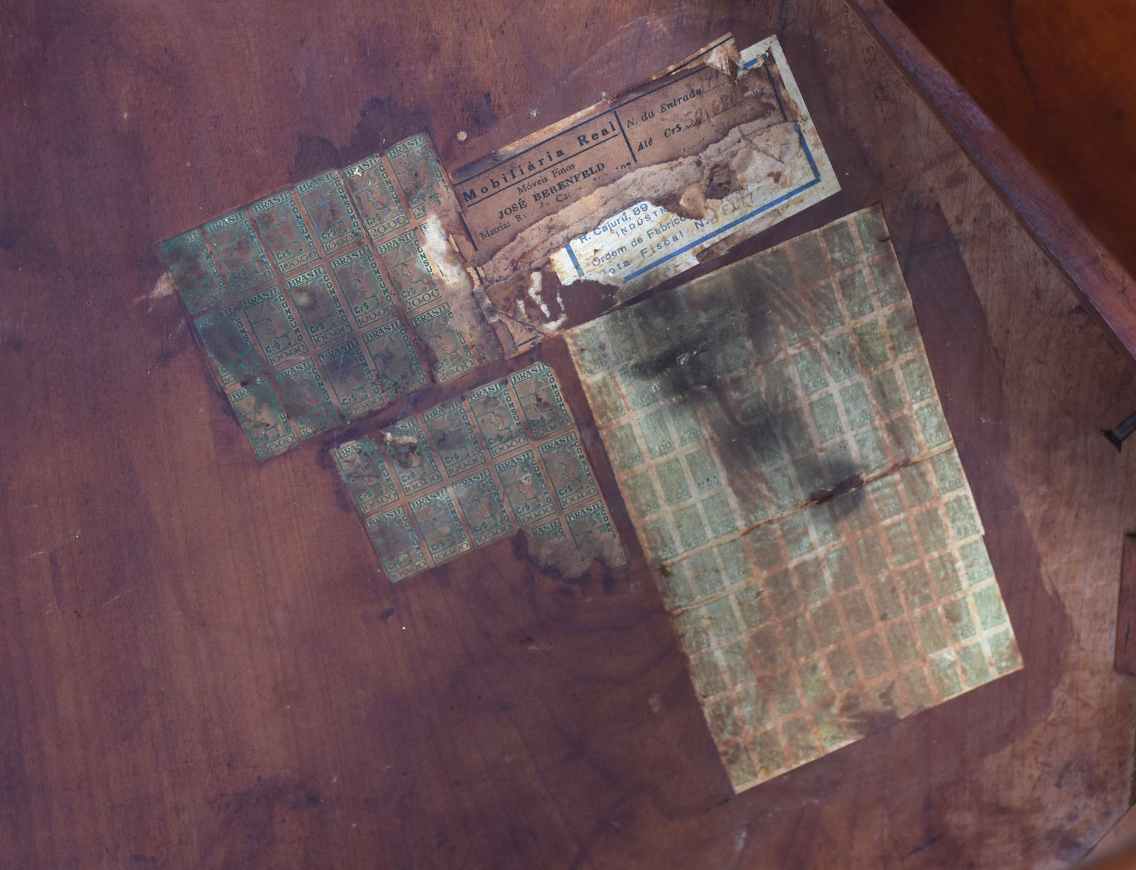 Conjunto de sala de jantar composto de mesa de madeira nobre, tampo... - foto 8 de 10