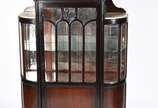 Cristaleira de madeira nobre com laterais arred... - Cristaleira de madeira nobre com laterais arredondadas feitio bombe, vidros bisotados, tampos de mármore, prateleira interna de vidro com fundo ...