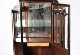 Cristaleira de madeira nobre com laterais arred... - Cristaleira de madeira nobre com laterais arredondadas feitio bombe, vidros bisotados, tampos de mármore, prateleira interna de vidro com fundo ...