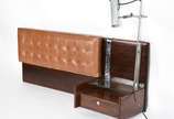 Sérgio Rodrigues (1927-2014), CAMA LUXOR - Cama de solteiro de jacarandá, cabeceira com detalhe de couro e capitoné, mesinha lateral com luminária acoplada. (couro com desgastes e metal oxidado