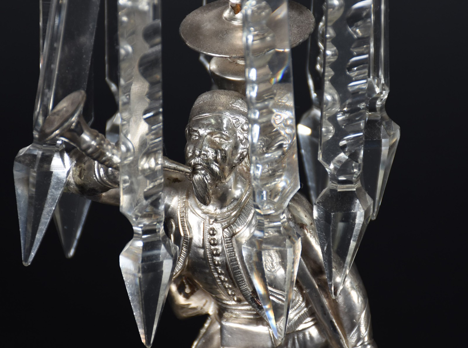 Par de castiçais de metal prateado, base representando figuras com... - foto 2 de 4